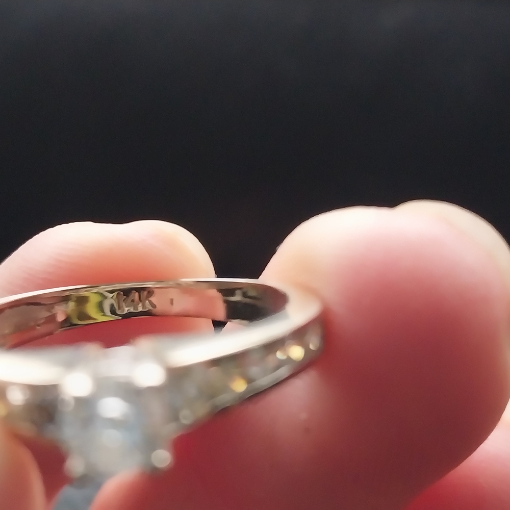 Elegant White Gold Women's Ring - Picture 3 of 5